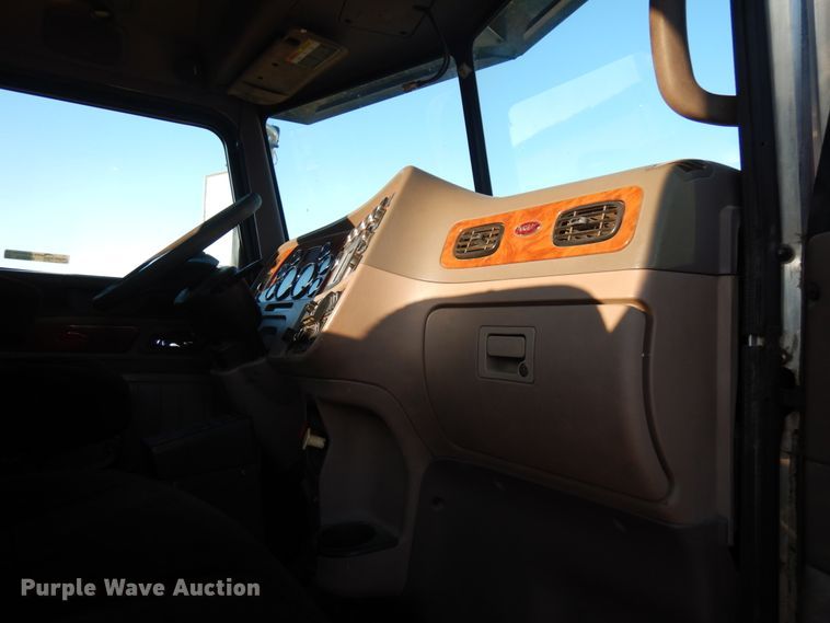 image for item HR9013 2009 Peterbilt 384  semi truck