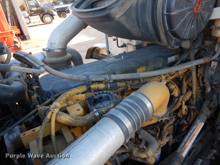 image for item HR9013 2009 Peterbilt 384  semi truck