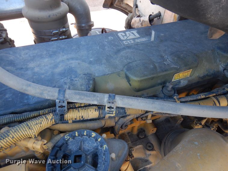 image for item HR9013 2009 Peterbilt 384  semi truck