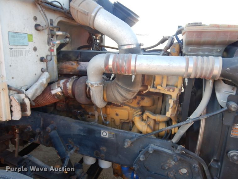 image for item HR9013 2009 Peterbilt 384  semi truck