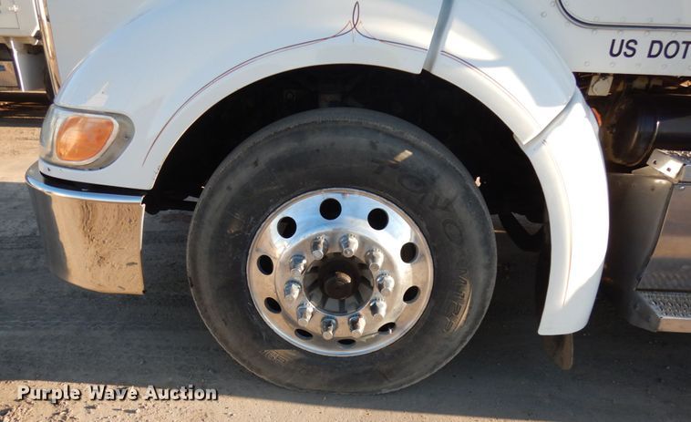 image for item HR9013 2009 Peterbilt 384  semi truck