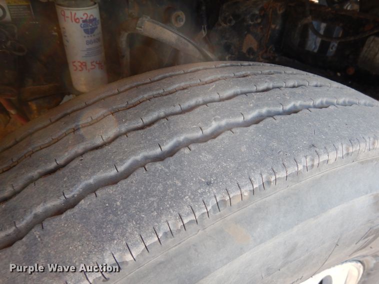 image for item HR9013 2009 Peterbilt 384  semi truck