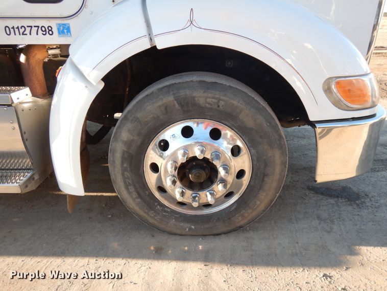 image for item HR9013 2009 Peterbilt 384  semi truck