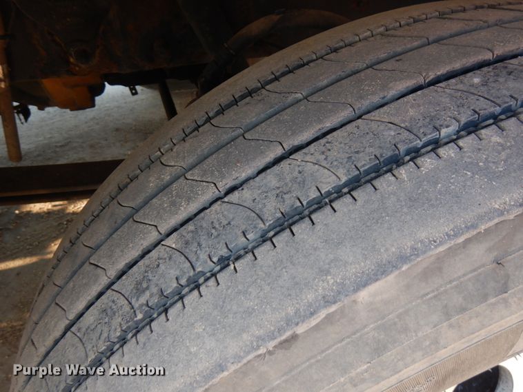 image for item HR9013 2009 Peterbilt 384  semi truck