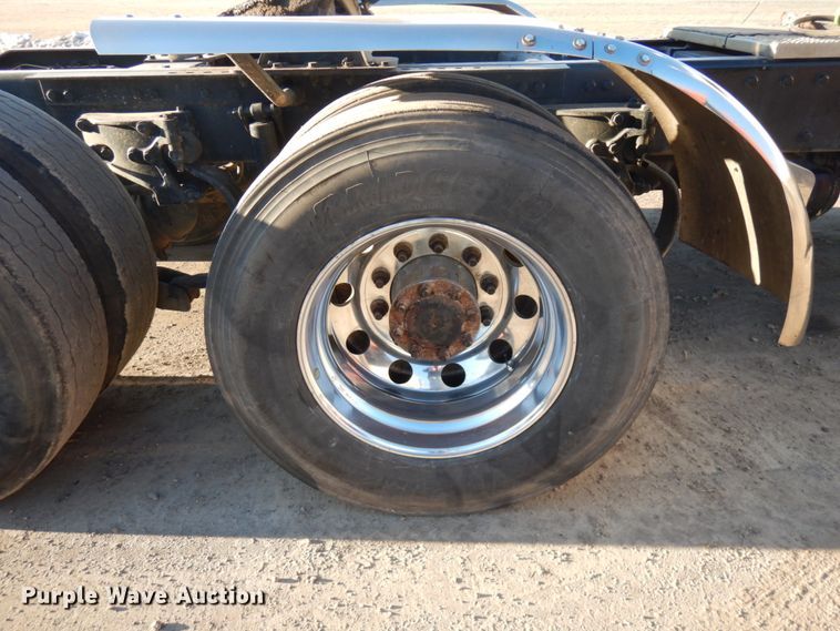 image for item HR9013 2009 Peterbilt 384  semi truck