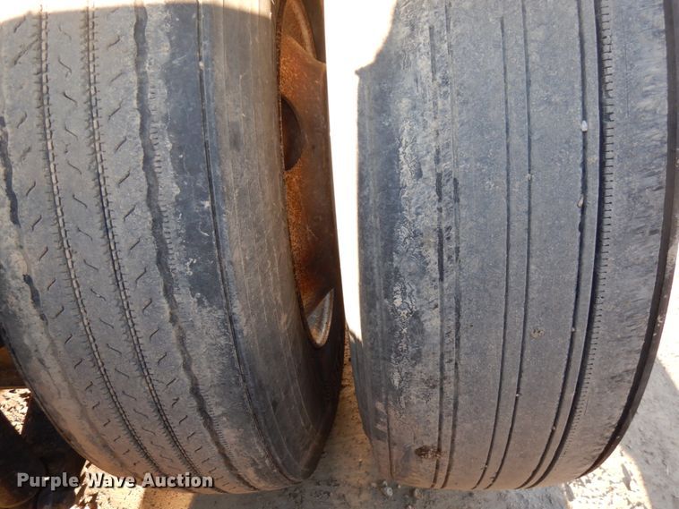 image for item HR9013 2009 Peterbilt 384  semi truck