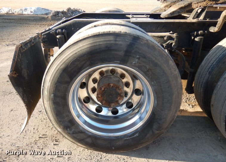 image for item HR9013 2009 Peterbilt 384  semi truck