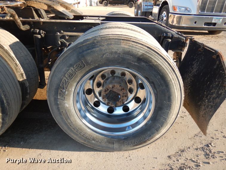 image for item HR9013 2009 Peterbilt 384  semi truck