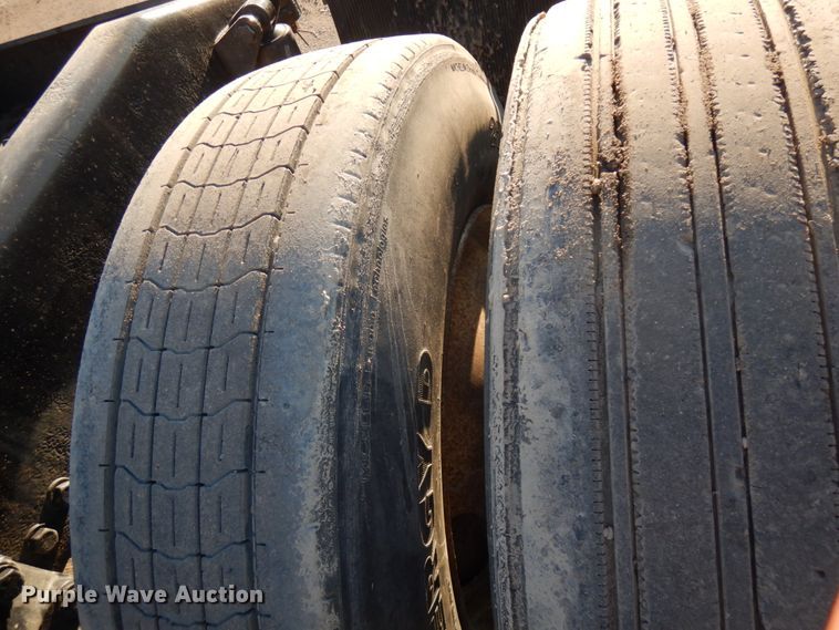 image for item HR9013 2009 Peterbilt 384  semi truck