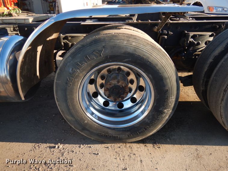 image for item HR9013 2009 Peterbilt 384  semi truck