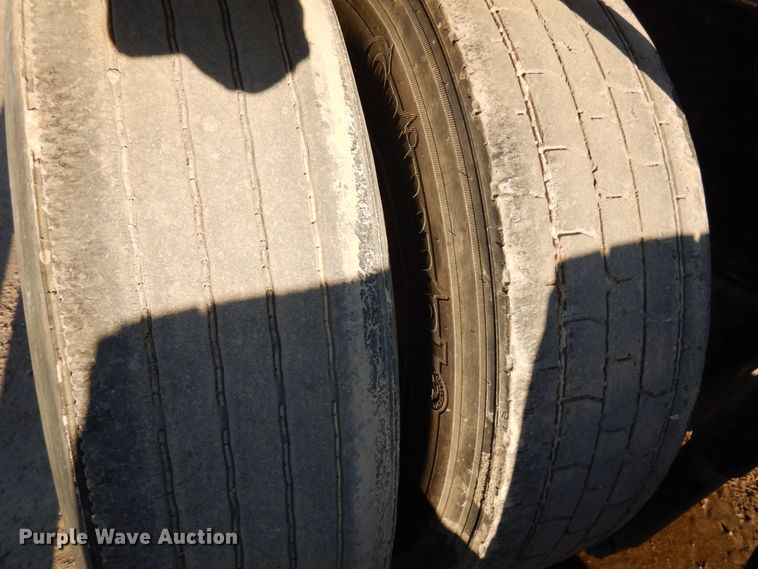 image for item HR9013 2009 Peterbilt 384  semi truck