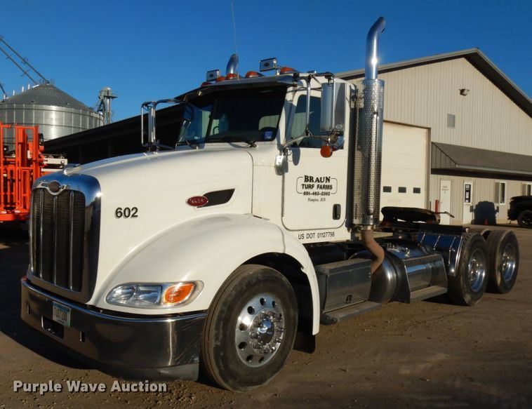 image for item HR9014 2009 Peterbilt 384  semi truck