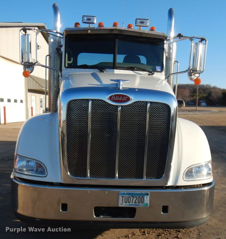 image for item HR9014 2009 Peterbilt 384  semi truck