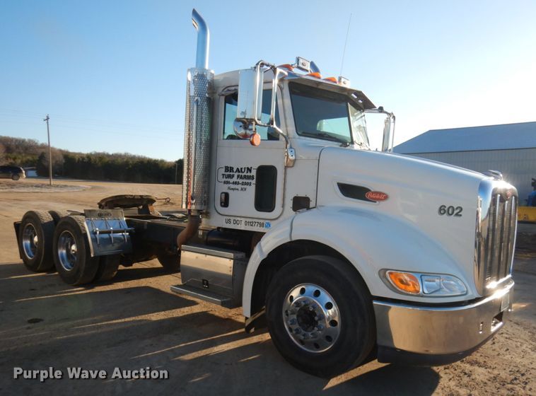 image for item HR9014 2009 Peterbilt 384  semi truck