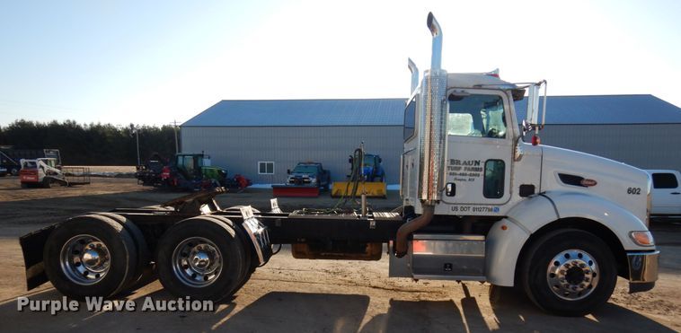 image for item HR9014 2009 Peterbilt 384  semi truck