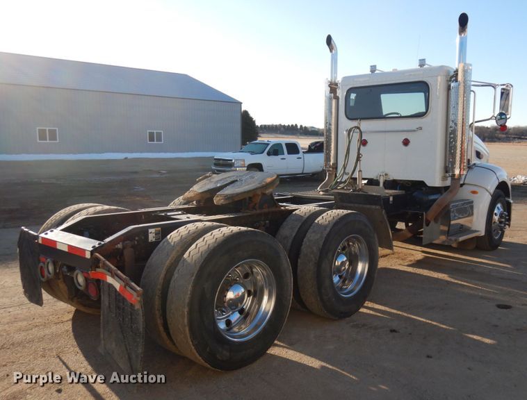 image for item HR9014 2009 Peterbilt 384  semi truck