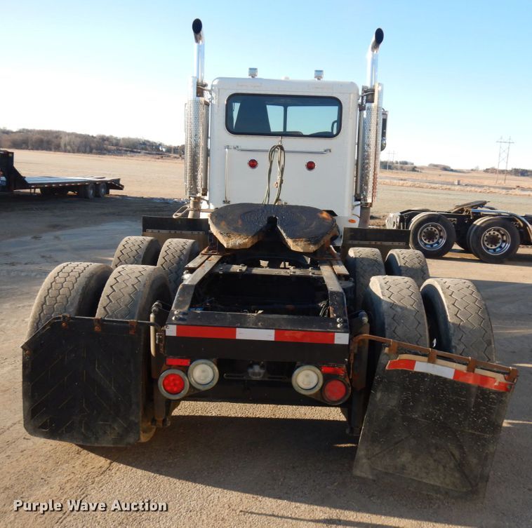 image for item HR9014 2009 Peterbilt 384  semi truck