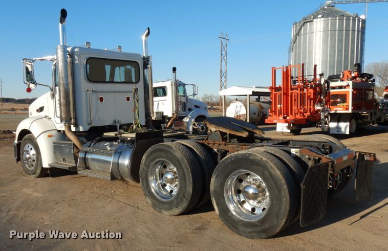 image for item HR9014 2009 Peterbilt 384  semi truck