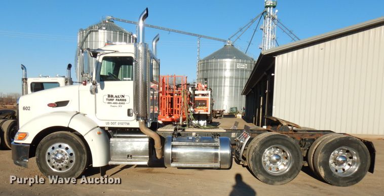 image for item HR9014 2009 Peterbilt 384  semi truck