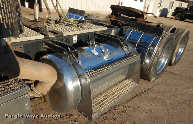 image for item HR9014 2009 Peterbilt 384  semi truck