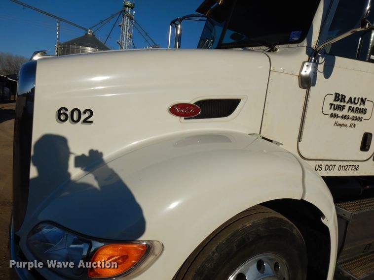 image for item HR9014 2009 Peterbilt 384  semi truck