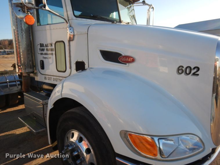 image for item HR9014 2009 Peterbilt 384  semi truck