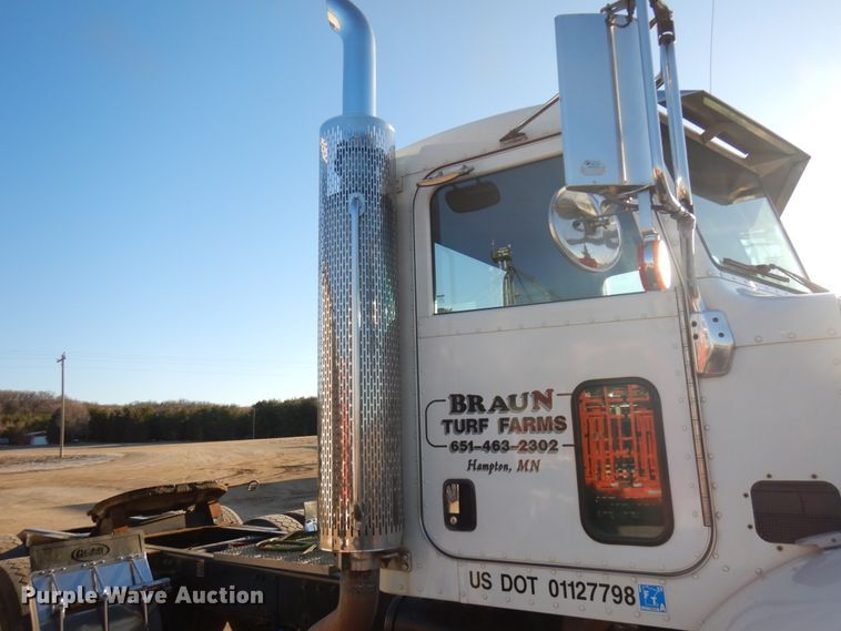 image for item HR9014 2009 Peterbilt 384  semi truck