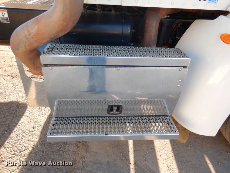 image for item HR9014 2009 Peterbilt 384  semi truck