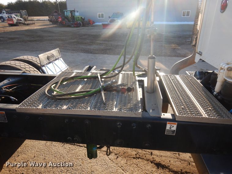 image for item HR9014 2009 Peterbilt 384  semi truck