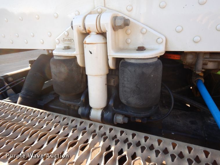 image for item HR9014 2009 Peterbilt 384  semi truck