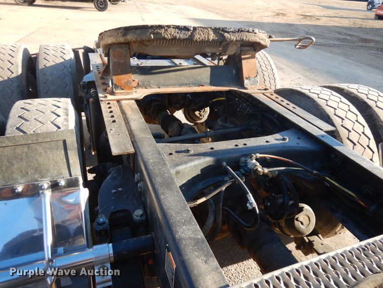 image for item HR9014 2009 Peterbilt 384  semi truck