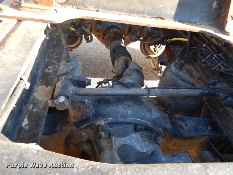 image for item HR9014 2009 Peterbilt 384  semi truck