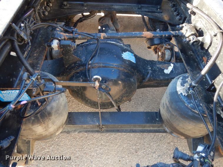 image for item HR9014 2009 Peterbilt 384  semi truck