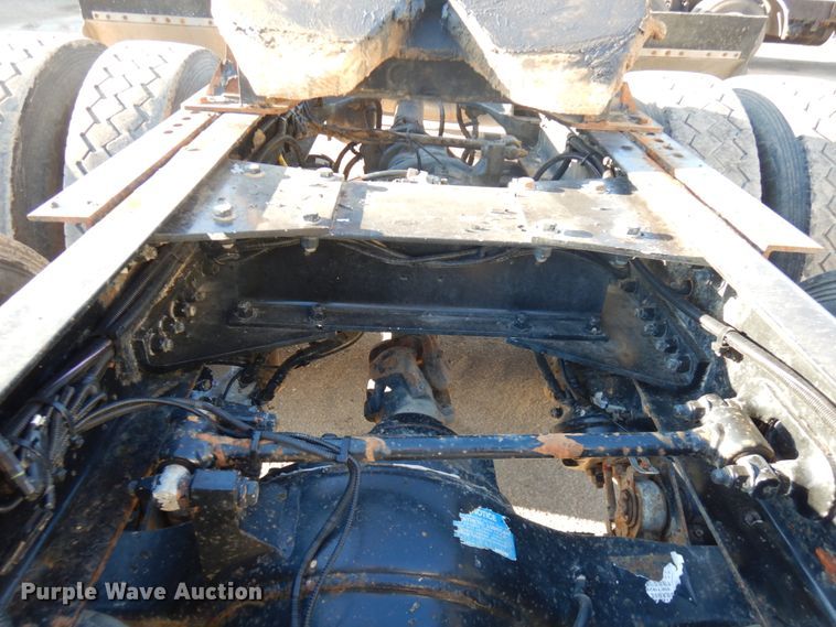 image for item HR9014 2009 Peterbilt 384  semi truck