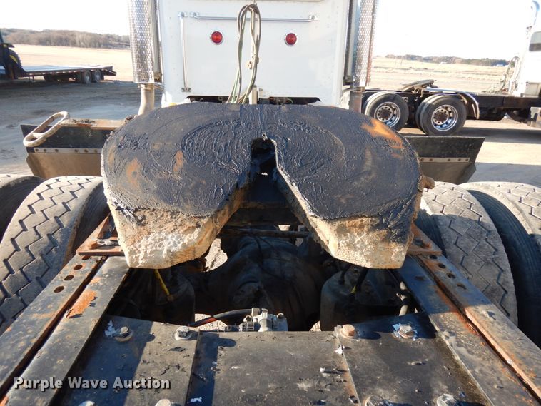 image for item HR9014 2009 Peterbilt 384  semi truck