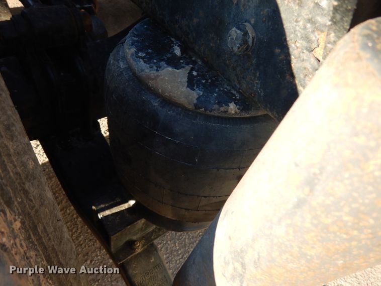 image for item HR9014 2009 Peterbilt 384  semi truck