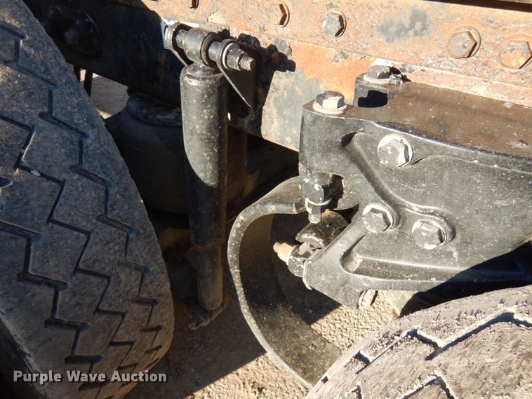 image for item HR9014 2009 Peterbilt 384  semi truck