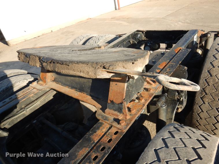 image for item HR9014 2009 Peterbilt 384  semi truck