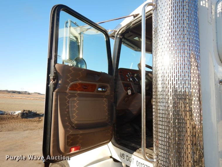 image for item HR9014 2009 Peterbilt 384  semi truck