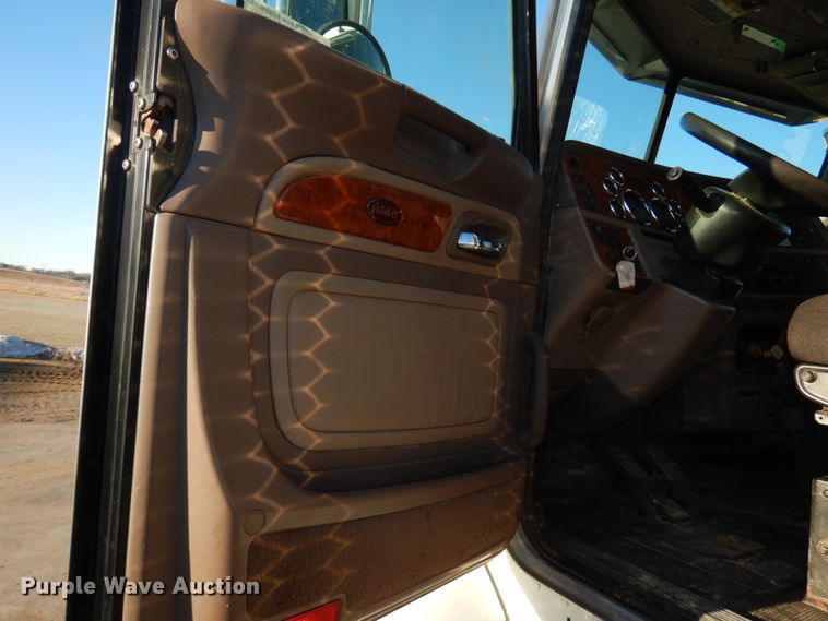 image for item HR9014 2009 Peterbilt 384  semi truck