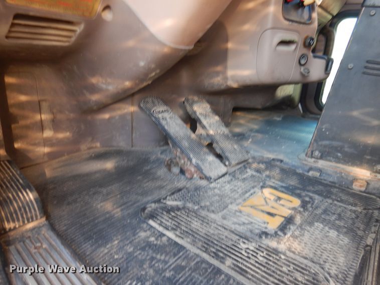 image for item HR9014 2009 Peterbilt 384  semi truck