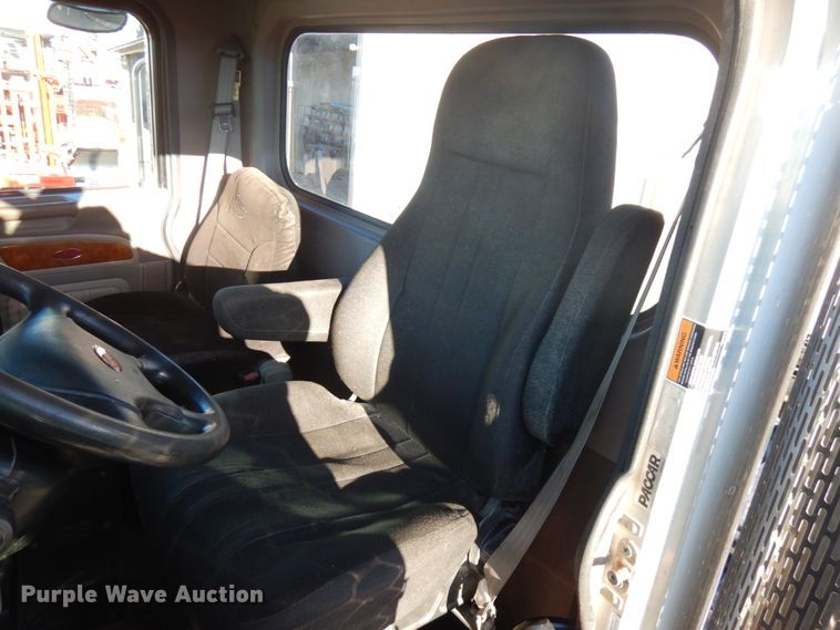 image for item HR9014 2009 Peterbilt 384  semi truck
