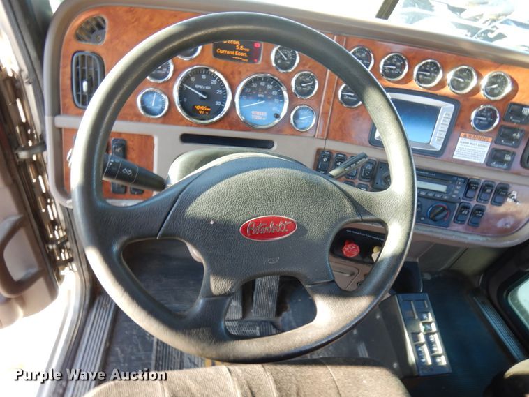 image for item HR9014 2009 Peterbilt 384  semi truck