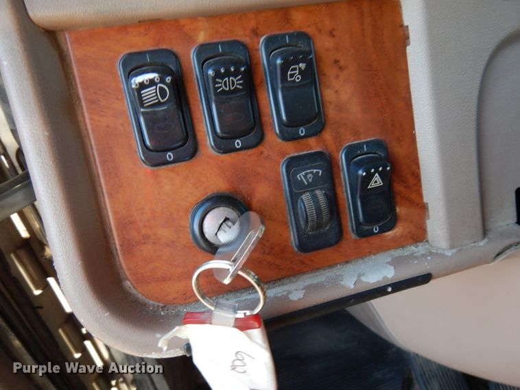 image for item HR9014 2009 Peterbilt 384  semi truck