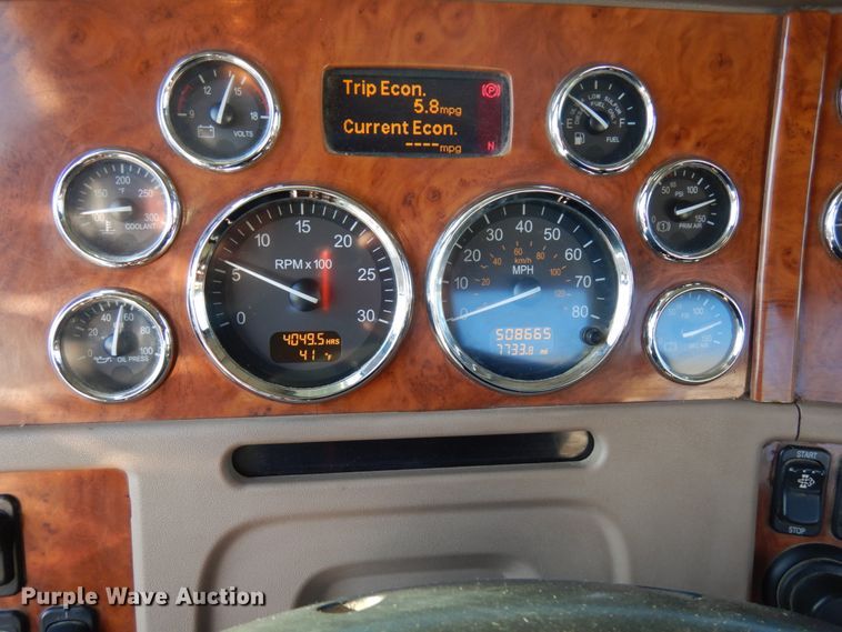 image for item HR9014 2009 Peterbilt 384  semi truck