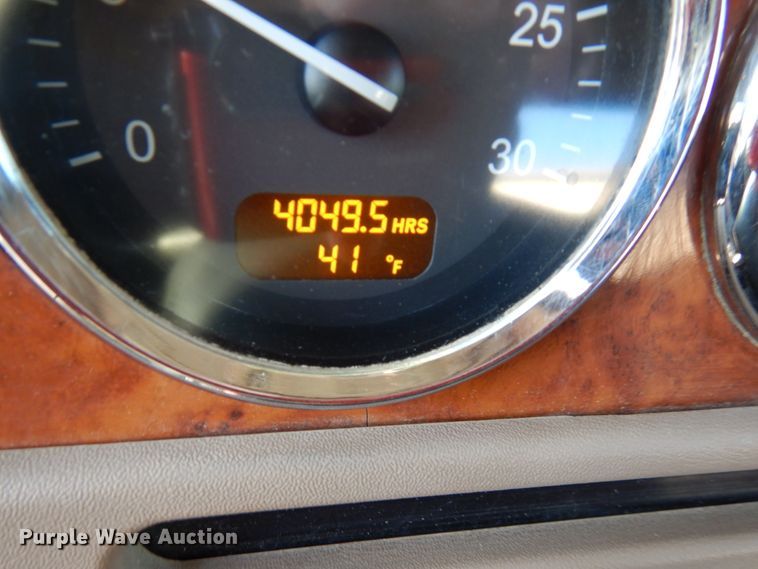 image for item HR9014 2009 Peterbilt 384  semi truck