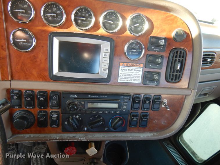 image for item HR9014 2009 Peterbilt 384  semi truck