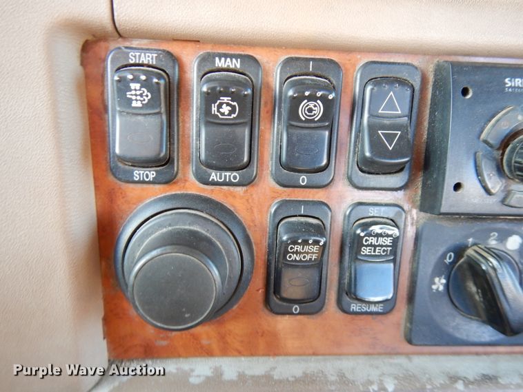 image for item HR9014 2009 Peterbilt 384  semi truck