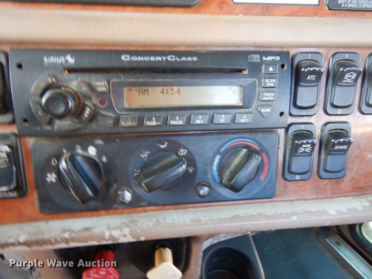 image for item HR9014 2009 Peterbilt 384  semi truck