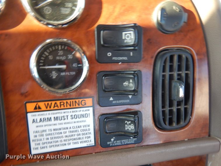 image for item HR9014 2009 Peterbilt 384  semi truck